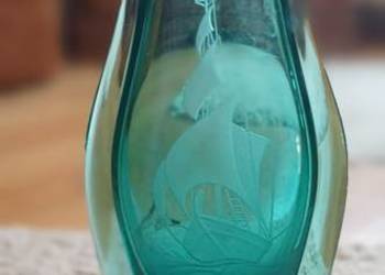 Wygrawerowany żaglowiec wewnątrz szklanego wazonu