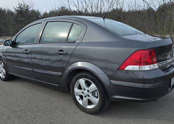 Opel Astra sedan 1.6 benzyna.