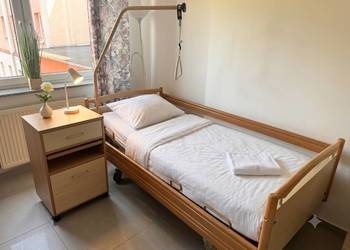 Łóżka rehabilitacyjne medyczne szafki materace przeciwodleżynowe Systam