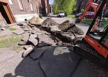 Przyłacza roboty ziemne kanalizacja mini koparka ładowarka załadunek ziemi