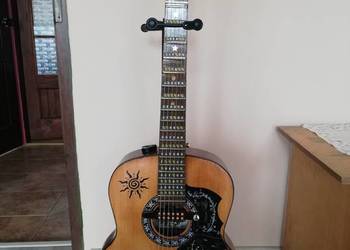Sprzedam gitarę elektroakustyczną.