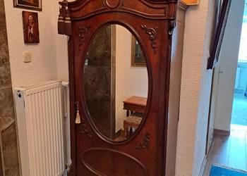 Piękna bieliźniarka z lustrem - eklektyzm