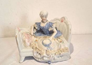 porcelanowa figurka dama z epoki wiktoriańskiej na sofie