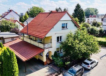 Dom 7 pokoi z dużym salonem i zadbanym wnętrzem