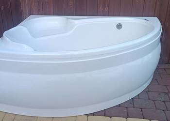 Wanna narożna z obudową