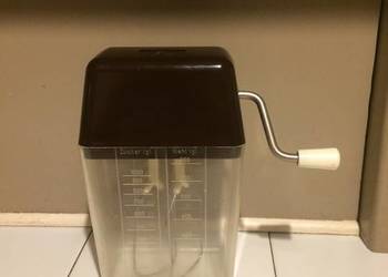 Mieszalnik-ubijacz ręczny z pojemnikiem - relikt PRL-u