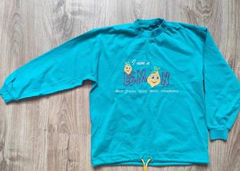 Zielona bluza z napisami