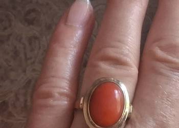 Złoty pierścionek z naturalnym koralem 333