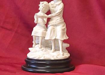 Zabytkowa figura alabastrowa – scena czytania