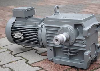 Motoreduktor kątowy dwubiegowy 2.5/3kw 110/223obr