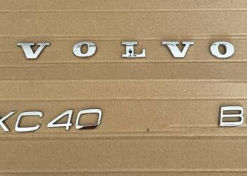 Oryginalne emblematy Volvo XC40 B4 klapy tylnej