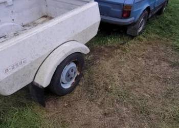 Fiat 126p,  przyczepka niewiadów