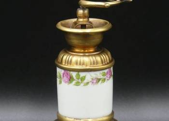 Piękny młynek do pieprzu z różami, porcelana i mosiądz