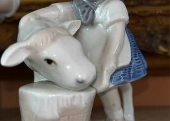 Figurka dziewczynki z krówką. Bez sygnatury.   Ale LIPPELSDORF takie robił.