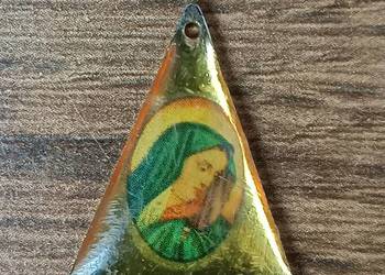 Trójkątny stary medalik z żywicy z wizerunkiem Matki Boskiej z Guadalupe