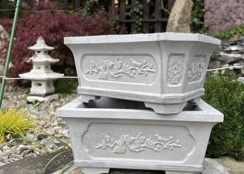 Małe betonowe doniczki typu bonsai