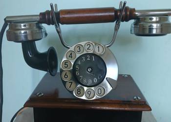 Telefon w stylu retro z czasów PRLu