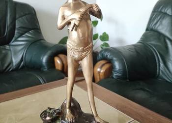 Rzeźba z brązu chłopca z rybą Giovanniego Varlese Włochy Rzeźba z brązu chłopca z rybą Giovanniego Varlese Włochy