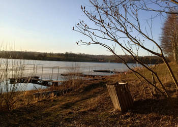 Piękny widok na wodę ze wzgórza. Idealna pod twój dom