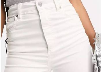 spodnie ASOS DESIGN Tall Białe bardzo elastyczne jeansy dzwony
