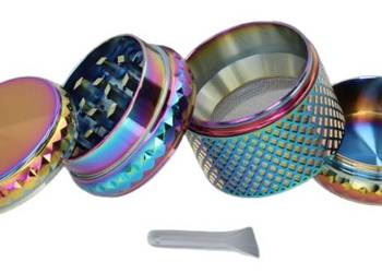 Crusher Grinder Młynek do Tytoniu Suszu Ziół CBD 4-częściowy Wielokolorowy