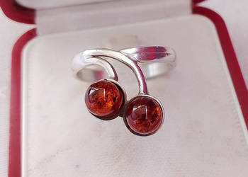 pierścionek srebrny z bursztynami