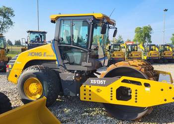 Walec wibracyjny okołkowany XCMG XS135T