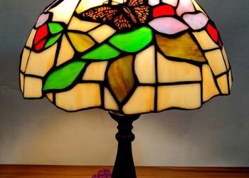 Piękna lampka nocna w stylu Tiffany z motywem kwiatowym i motylami.