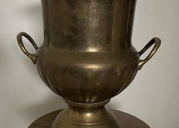 Stary mosiężny pojemnik do chłodzenia szampana lub wina