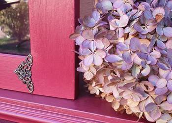 czerwony satynowy kredens barek biblioteczka