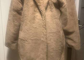 Brązowe futerko z kołnierzem