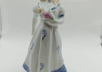 Figurka dziewczyna blondyna w długiej sukni z kwiatami Figurka dziewczyna blondyna w długiej sukni z kwiatami