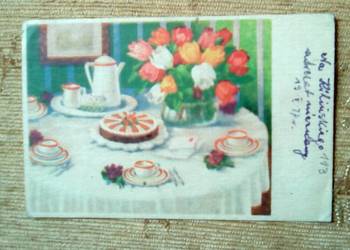 TULIPANY W WAZONIE NA NAKRYTYM STOLE