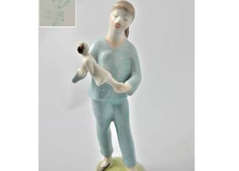 Dziewczynka kołysze lalkę Hollohaza lata 60te wys.16cm