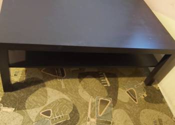 Duża czarna ława idwa fotele .