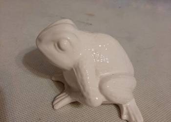 Śliczna figurka porcelanowa żabka.