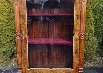 Piękna witryna orzechowa. (nr 9282)