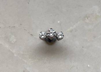 Kolczyk Labret Tytan z Trzema Cyrkoniami Gwint Wewnętrzny 4 mm, 1,2 mm (16G