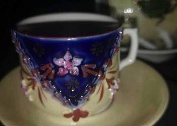 Filiżanka. Opalizowane, z wypukłym dekorem kwiatowym.  2 mniejsze  filiżank