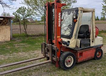 Wózek widłowy Nissan 2.5  T . LPG.