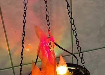 lampa ozdobna do zawieszenia imitująca płomień