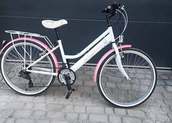 Ładny rower dla dziewczynki