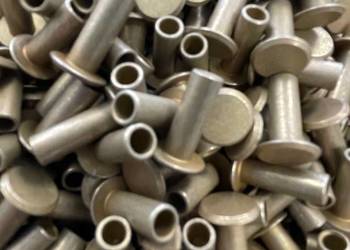 M5X10 Nit z łbem płaskim drążone stal DIN 7338B