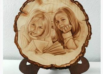 Portret Grawerowany na Drewnie – Plaster Brzozy 20cm