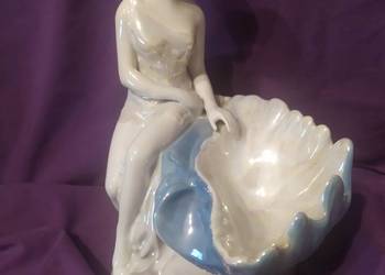 Porcelanowa dama z muszlą na biżuterię