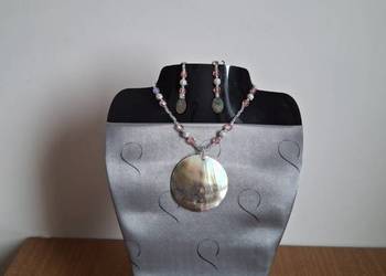 Naszyjnik z masy perłowej ze srebrnymi wstawk. i koralikami Aurora Borealis