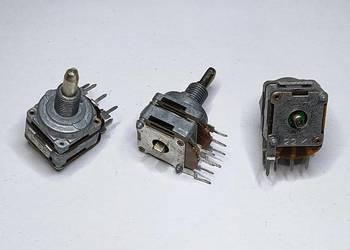 Potencjometr 2x22k Ruwido oś 4mm