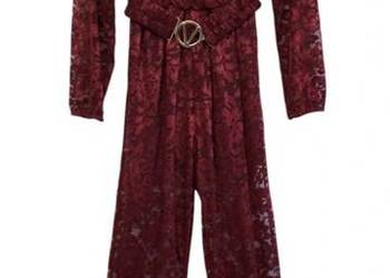 Kombinezon z koronki na podszewce w kolorze bordo.