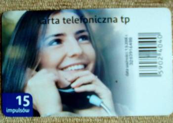 DZIEWCZYNA PODCZAS ROZMOWY TELEFONICZNEJ