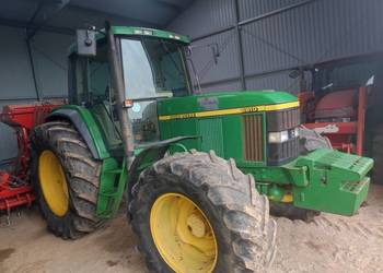 Ciągnik rolniczy John Deere z ładowaczem lub bez